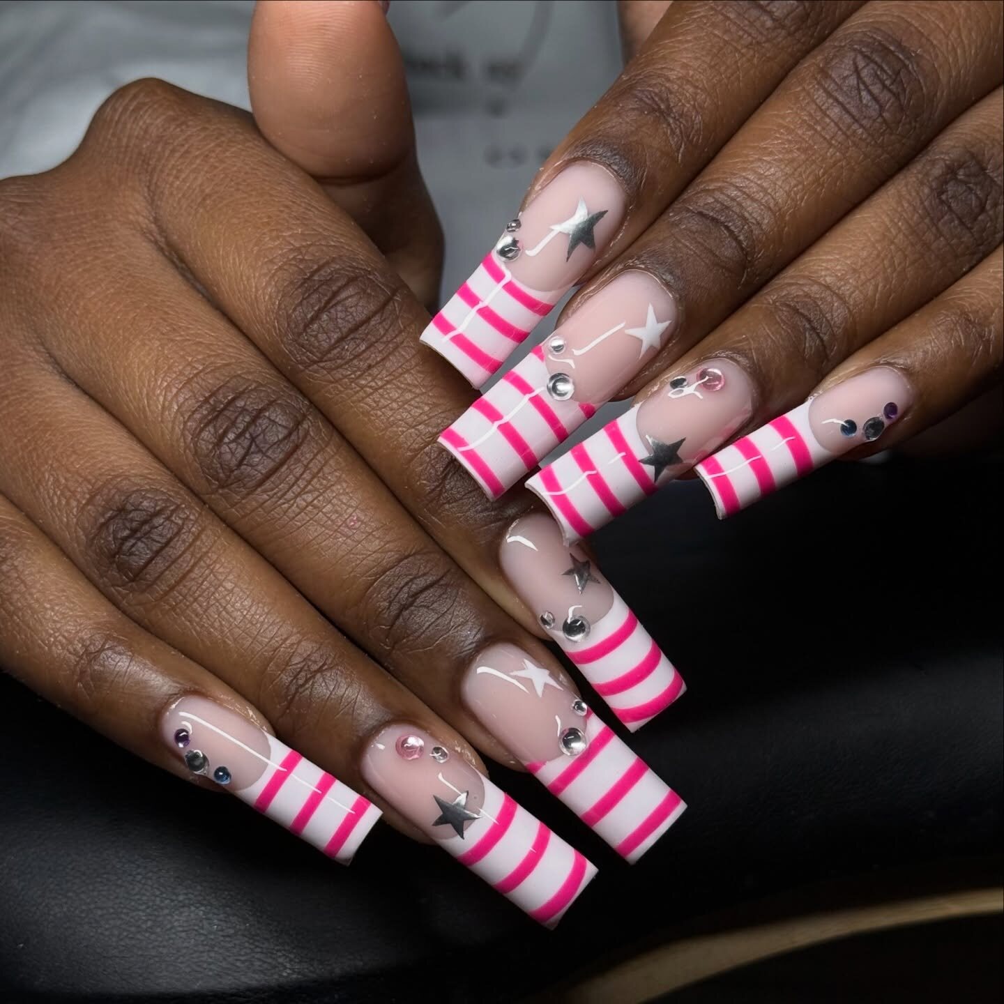Nail art graphique rose, noir et blanc