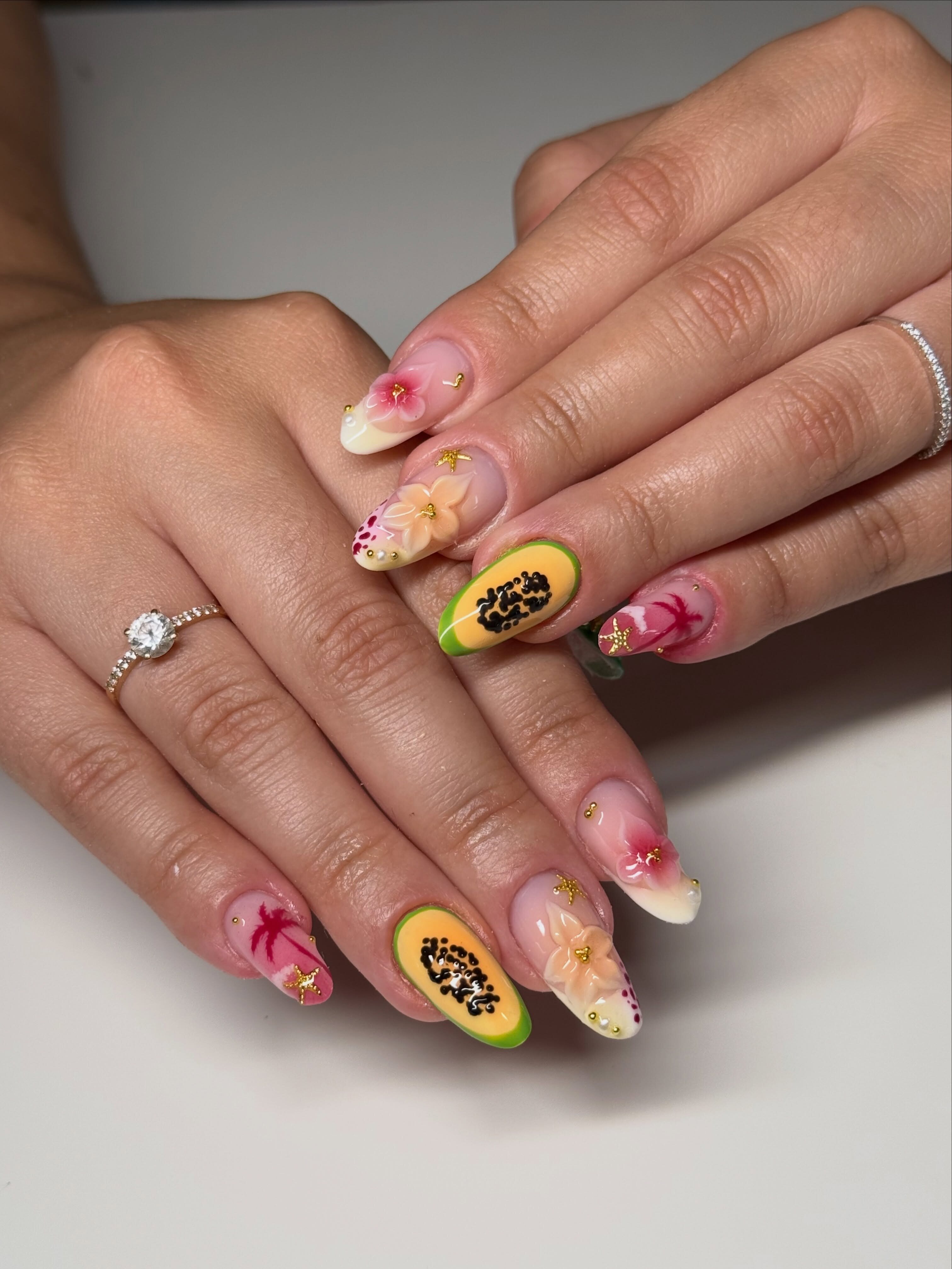 Nail art rose et doré avec motifs floraux