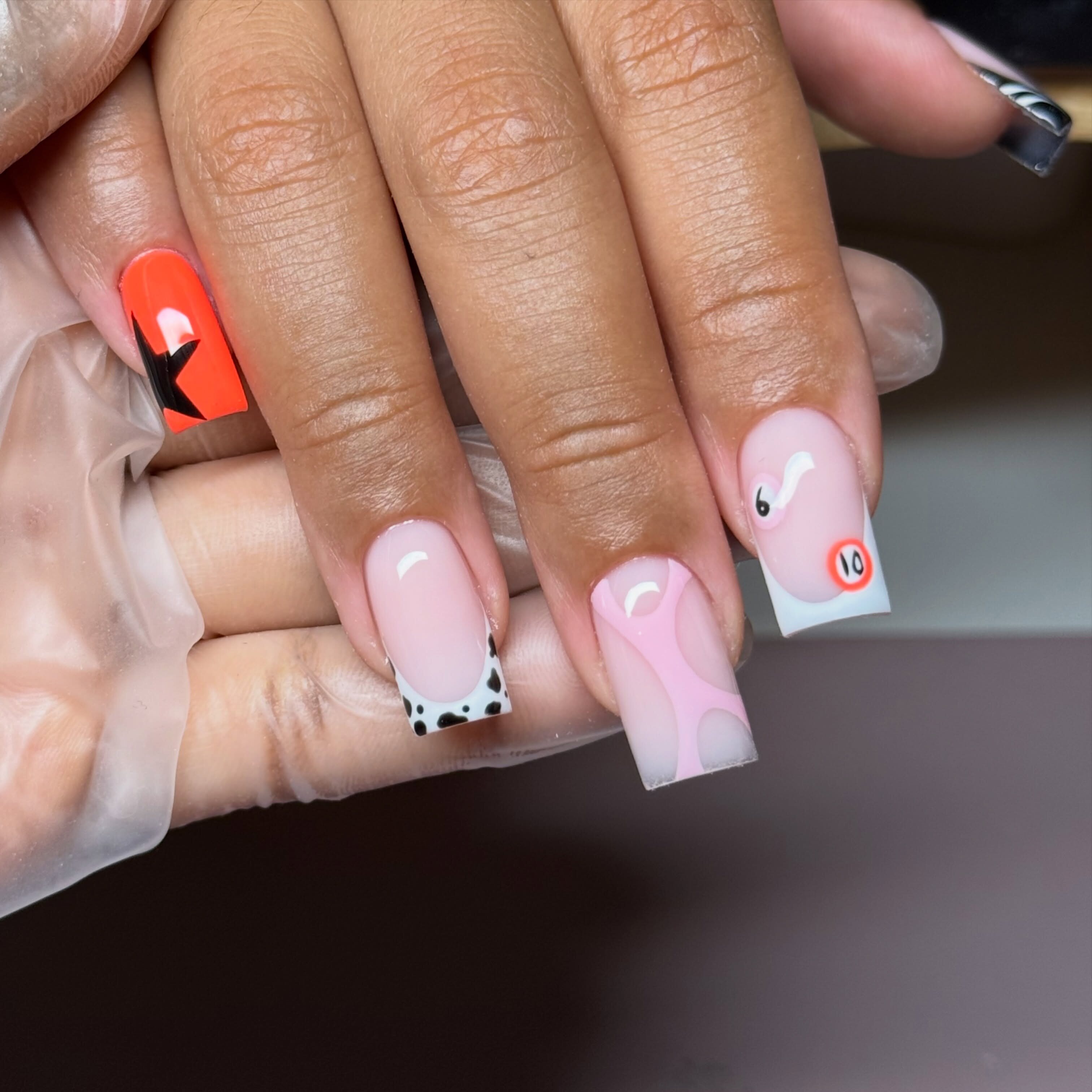 Manucure rose pastel avec cœurs et French colorée