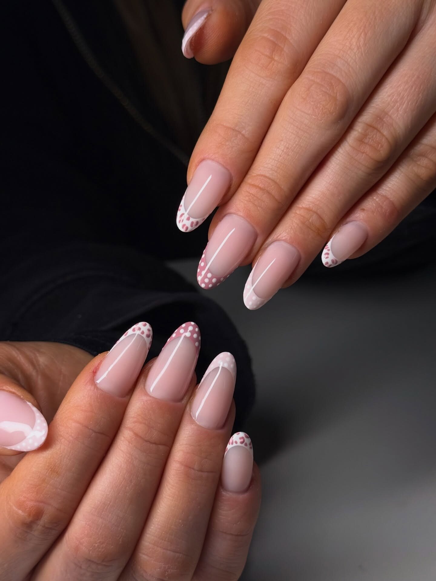 Manucure nude rosée avec micro-French pailletée