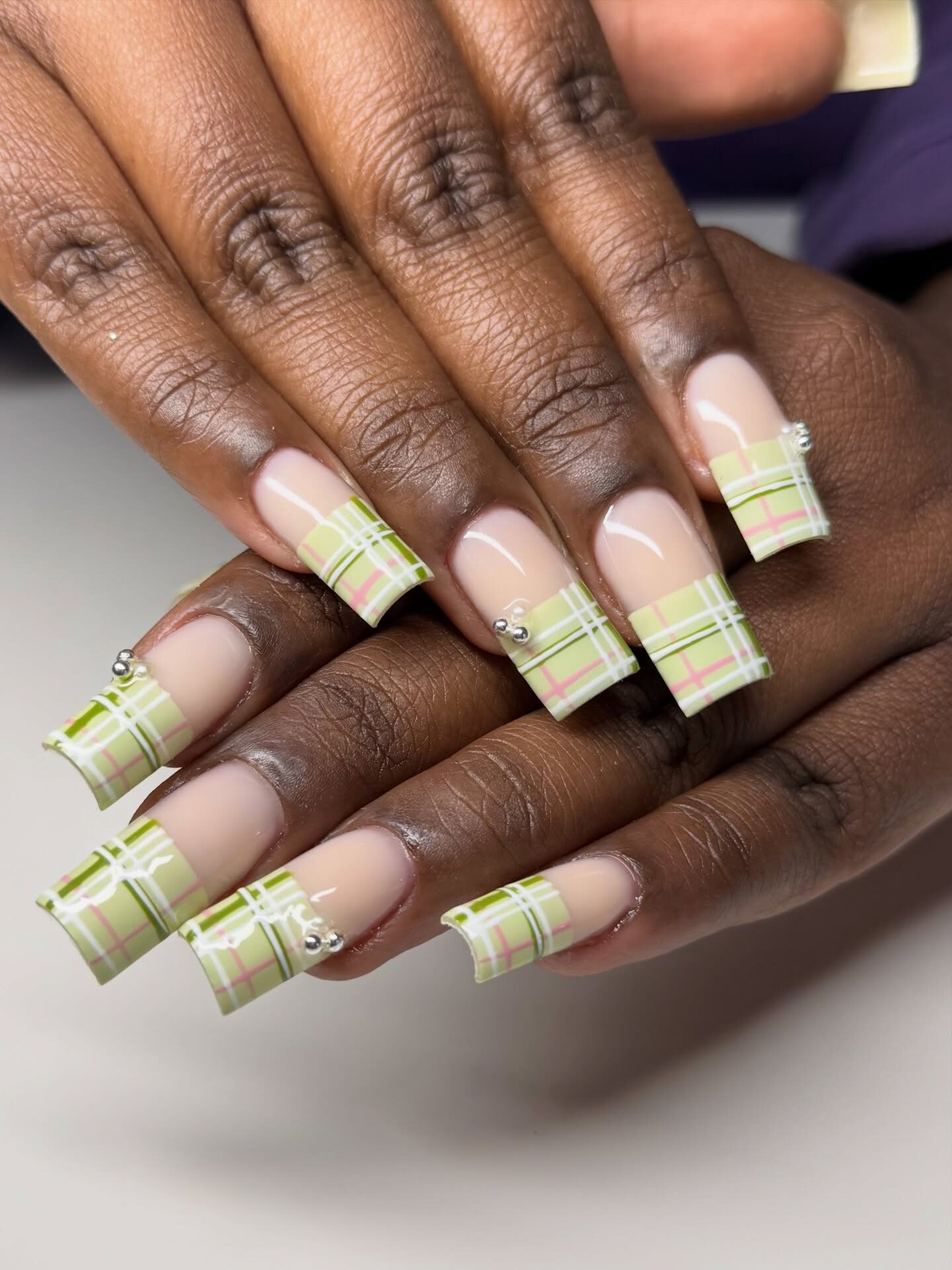 Nail art vert à carreaux sur ongles longs