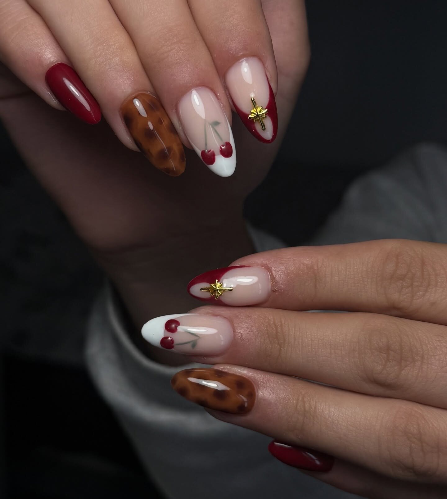 Nail art gourmand rouge, blanc et brun